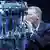 Глава Ford Алан Малэлли целует новый бензиновый двигатель