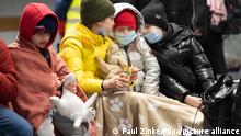 06.03.2022 In Decken gehüllt sitzen diese Kinder aus dem ukrainischen Kriegsgebiet auf einer Bank im Berliner Hauptbahnhof. Auch an diesem Morgen sind bereits zahlreiche Flüchtlinge aus dem Kriegsgebiet in Berlin angekommen. Russische Truppen marschierten am 24. Februar in die Ukraine ein.