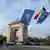 Триумфальная арка в Бухаресте и флаги НАТО и Румынии