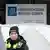 شرطية تقف أمام مقر شهود يهوه الذي تعرض للهجوم في هامبورغ 10.03.2023