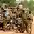 Des soldats de l'armée du Burkina Faso dans la rue, appuyés contre un pick-up (archive de 2022)