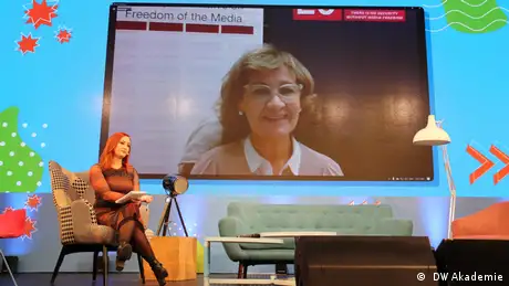 Teresa Ribeiro, OSZE, als digitaler Gast auf dem Screen des Brave New Media Forums 2022 der DW Akademie 
