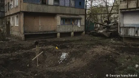DW Akademie l Ukraine Krieg l Soldatengrab in einem Bombenkrater, Tschassiw Jar