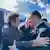 Javier Milei abraça Israel Katz ao descer escada de avião