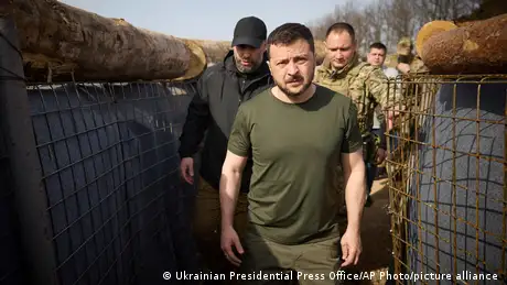 乌克兰总统泽连斯基视察乌克兰哈尔科夫地区（Kharkiv） 的防御工事