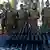Soldaten des Netzah-Yehuda-Bataillon stehen stramm vor Maschinenpistolen