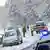 Viatura policial atende ocorrência de acidente em uma estrada coberta de neve
