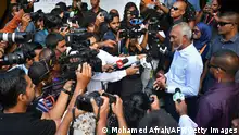 穆伊祖总统在投票后接受媒体采访