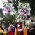 Menschen protestieren mit Schildern auf denen #Fuera Petro steht gegen Kolumbiens Präsident Gustavo Petro in Bogota