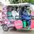 König Charles III. mit Königin Camilla in einem Elektro-Tuktuk in Mombasa